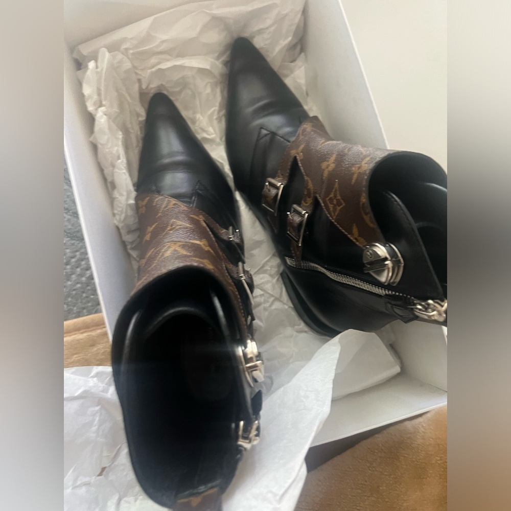 Worn two times. Authentic purchased at Louis Vuitton Fashion Valley .